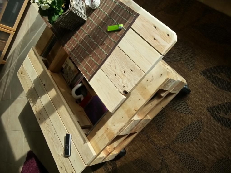 Illustration de l'article : Plus qu'une simple table, ce qu'il se cr&eacute;e avec ses palettes de bois va vous faire envie...