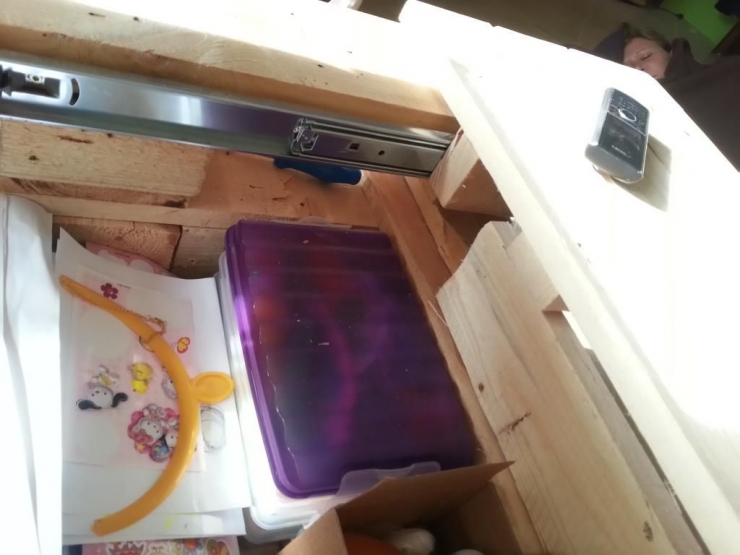 Illustration de l'article : Plus qu'une simple table, ce qu'il se cr&eacute;e avec ses palettes de bois va vous faire envie...