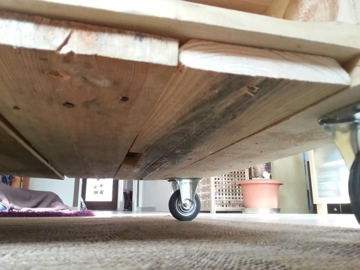 Illustration de l'article : Plus qu'une simple table, ce qu'il se cr&eacute;e avec ses palettes de bois va vous faire envie...