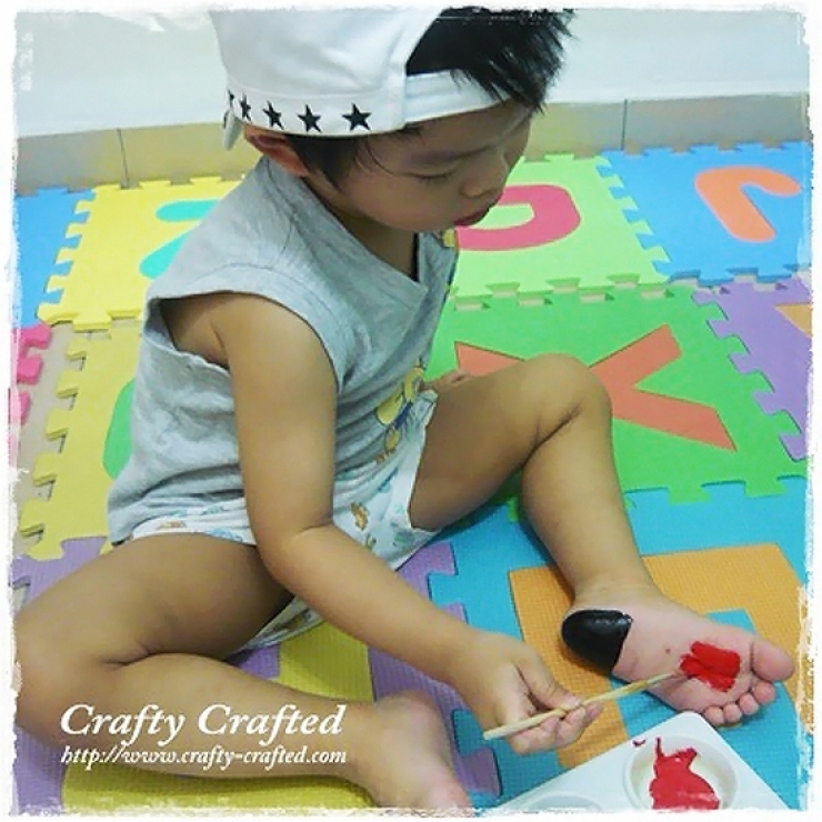 Illustration de l'article : 10 mod&egrave;les de peinture &agrave; faire avec l'empreinte de pied de votre enfant !