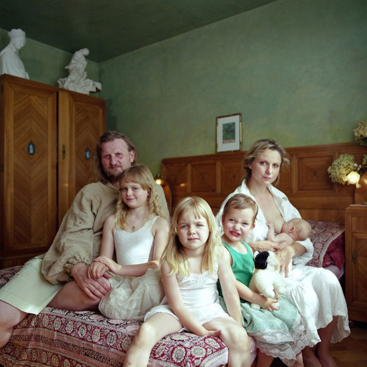 Illustration de l'article : Les surprenants portraits d'une photographe avec des familles qui ne sont pas les siennes