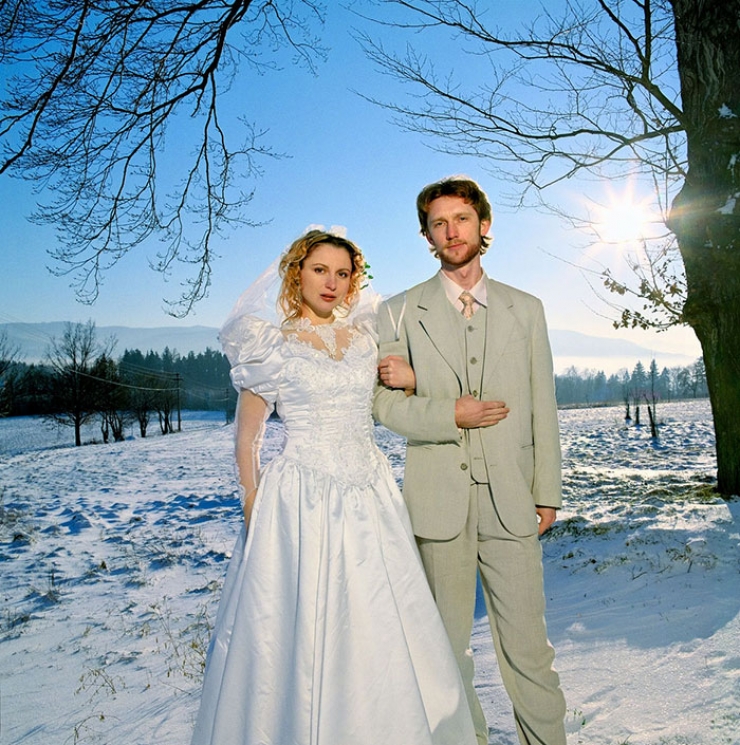 Illustration de l'article : Les surprenants portraits d'une photographe avec des familles qui ne sont pas les siennes