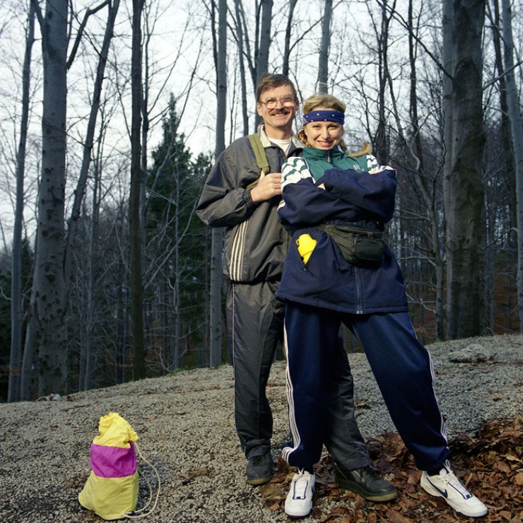 Illustration de l'article : Les surprenants portraits d'une photographe avec des familles qui ne sont pas les siennes