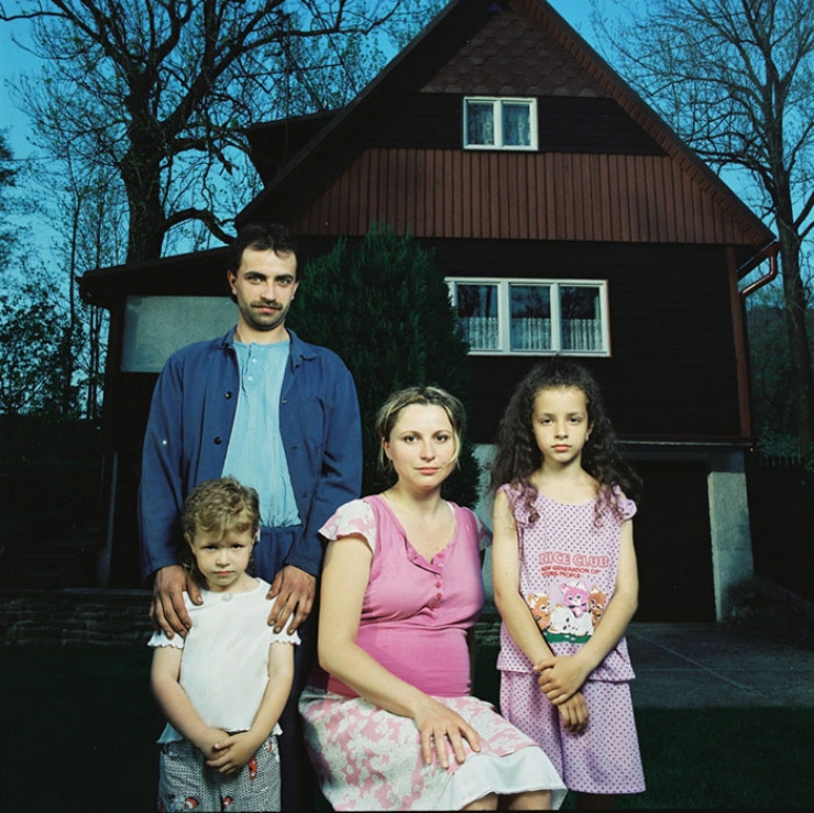 Illustration de l'article : Les surprenants portraits d'une photographe avec des familles qui ne sont pas les siennes