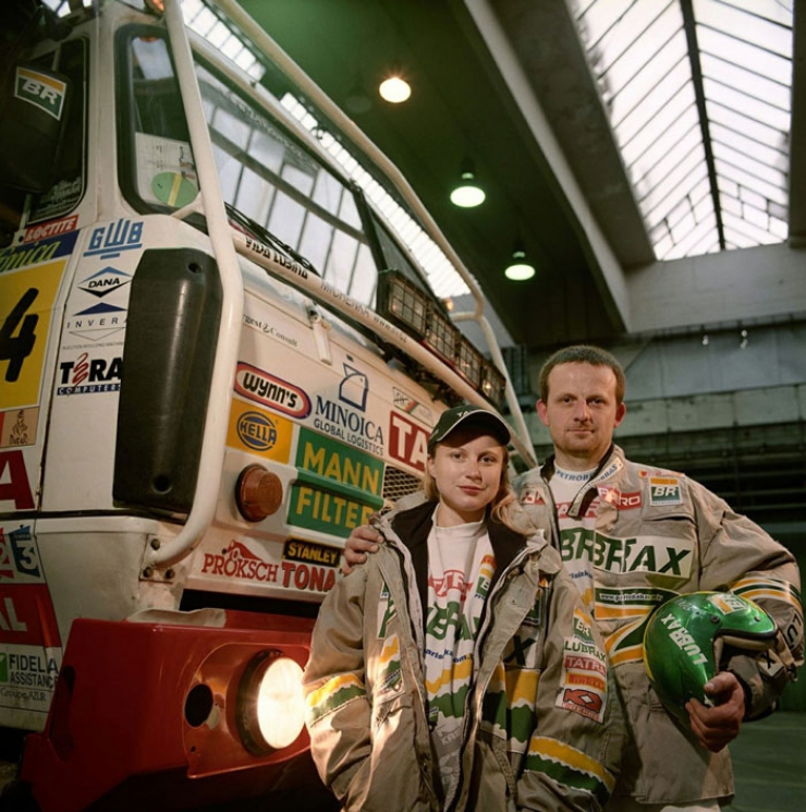 Illustration de l'article : Les surprenants portraits d'une photographe avec des familles qui ne sont pas les siennes