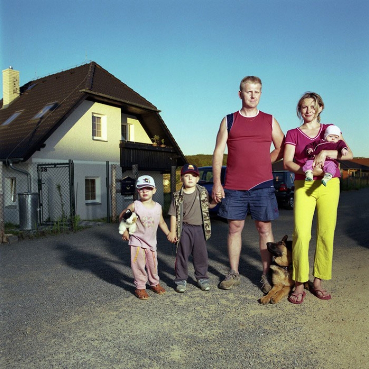 Illustration de l'article : Les surprenants portraits d'une photographe avec des familles qui ne sont pas les siennes