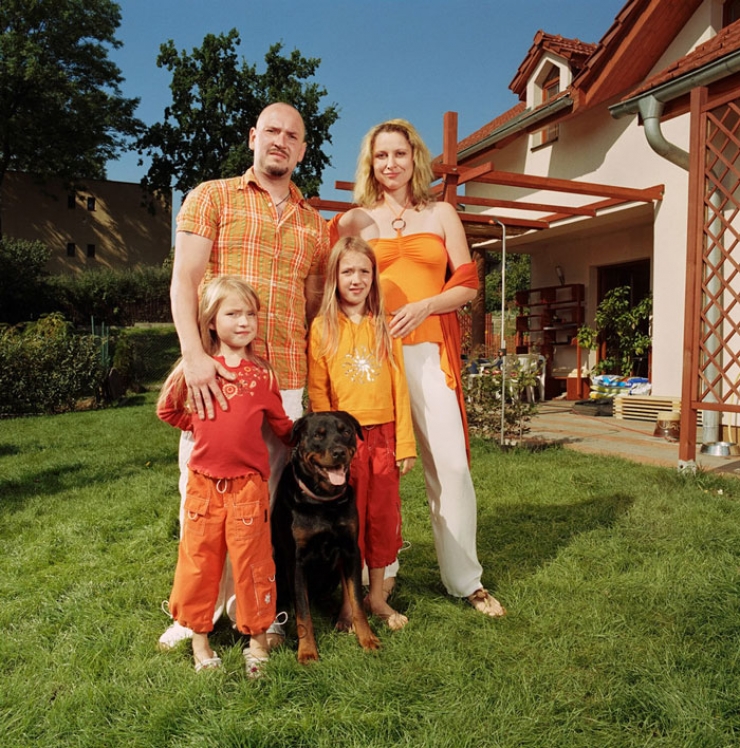 Illustration de l'article : Les surprenants portraits d'une photographe avec des familles qui ne sont pas les siennes