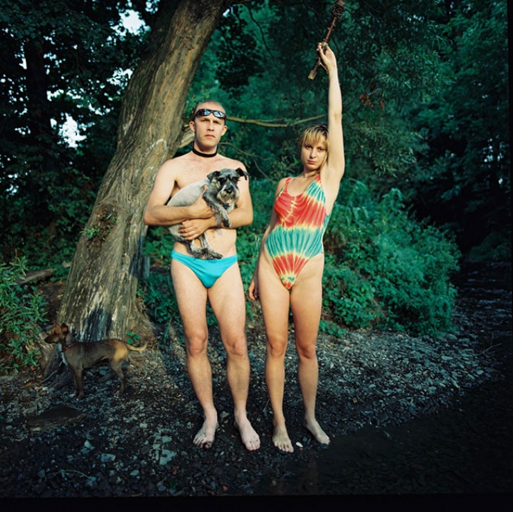 Illustration de l'article : Les surprenants portraits d'une photographe avec des familles qui ne sont pas les siennes