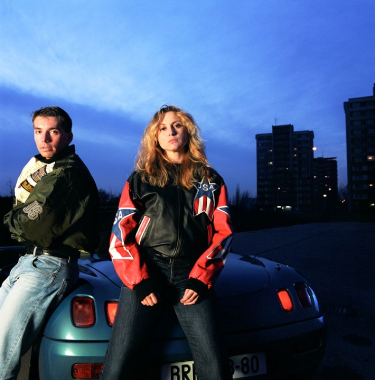 Illustration de l'article : Les surprenants portraits d'une photographe avec des familles qui ne sont pas les siennes