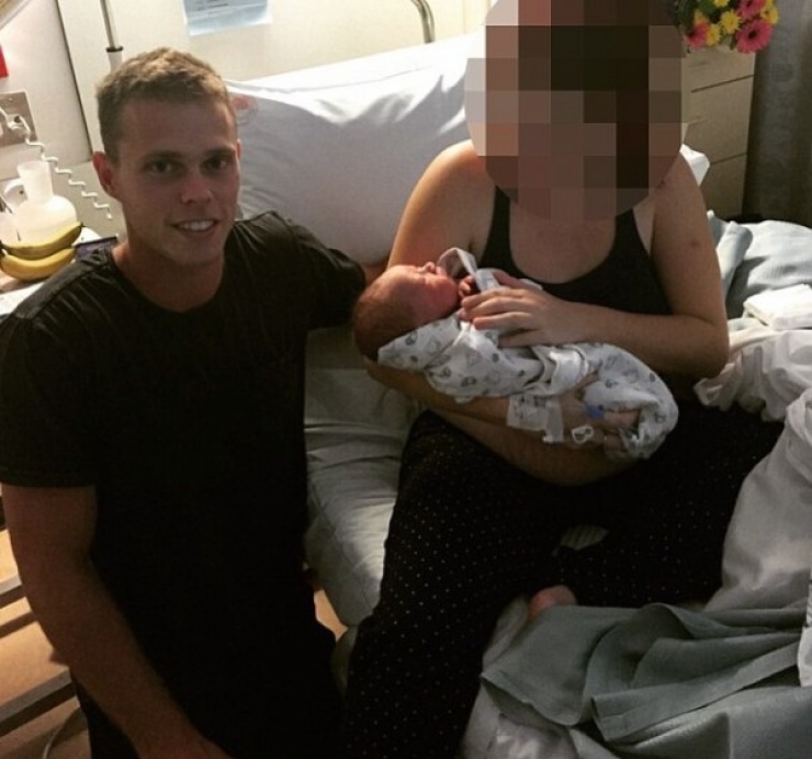 Illustration de l'article : &Agrave; 23 ans, il devient papa et quelques jours plus tard le voil&agrave; grand-p&egrave;re... 