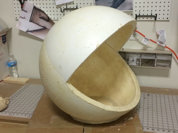 Illustration de l'article : Il a fabriqu&eacute; un lit en forme de Chomp pour son chat