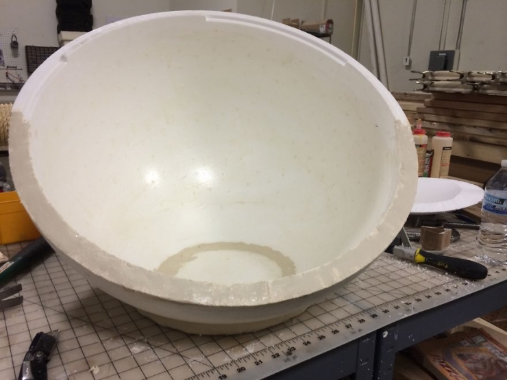 Illustration de l'article : Il a fabriqu&eacute; un lit en forme de Chomp pour son chat