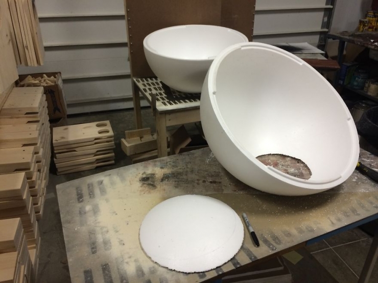 Illustration de l'article : Il a fabriqu&eacute; un lit en forme de Chomp pour son chat