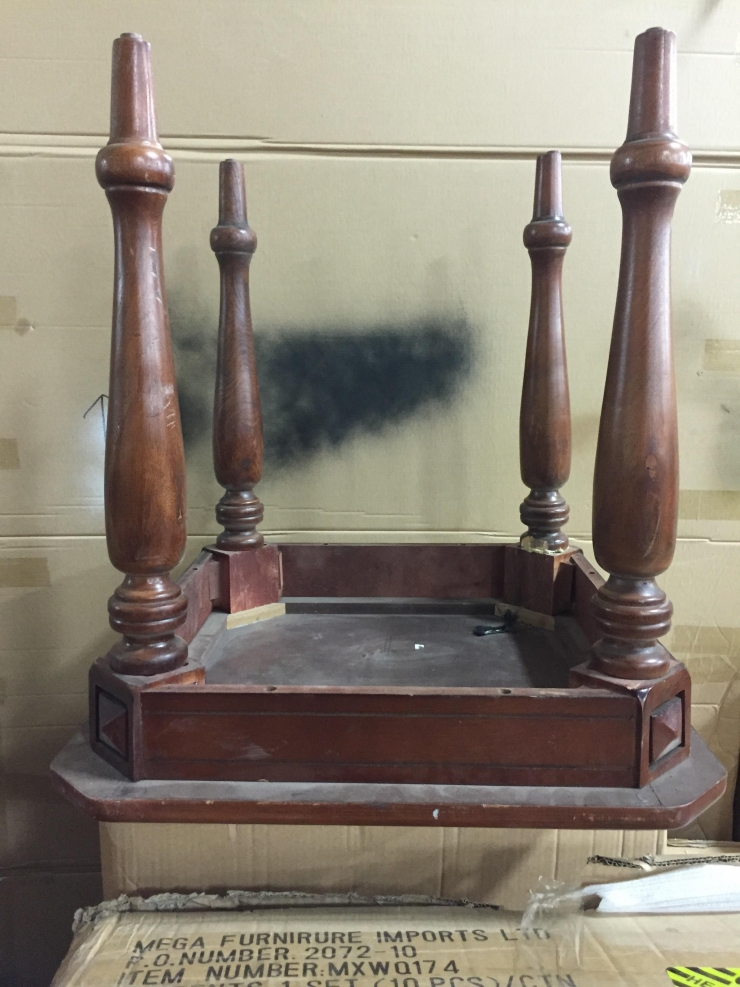 Illustration de l'article : Une vieille table bonne pour la poubelle et il construit un truc adorable pour son chien ! Une id&eacute;e de g&eacute;nie !