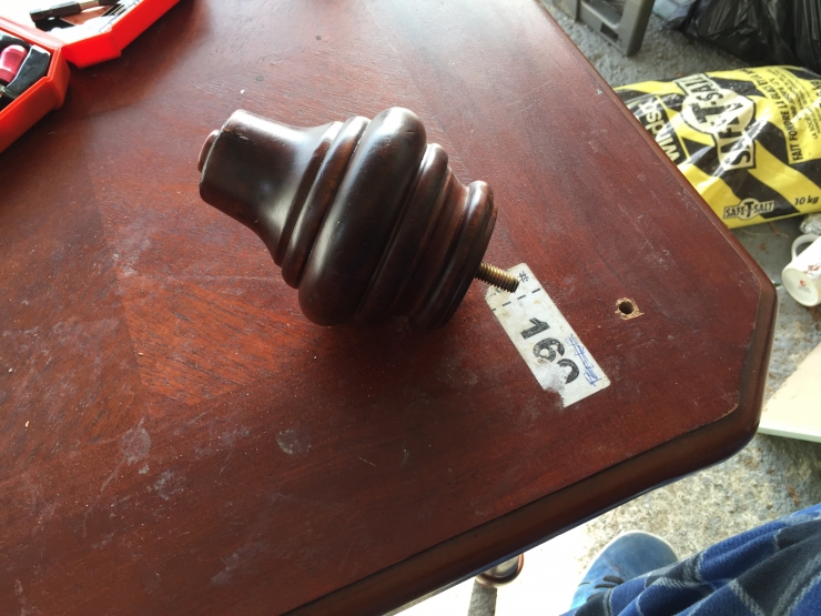 Illustration de l'article : Une vieille table bonne pour la poubelle et il construit un truc adorable pour son chien ! Une id&eacute;e de g&eacute;nie !