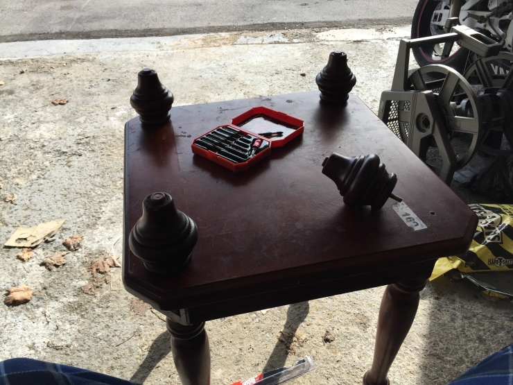 Illustration de l'article : Une vieille table bonne pour la poubelle et il construit un truc adorable pour son chien ! Une id&eacute;e de g&eacute;nie !