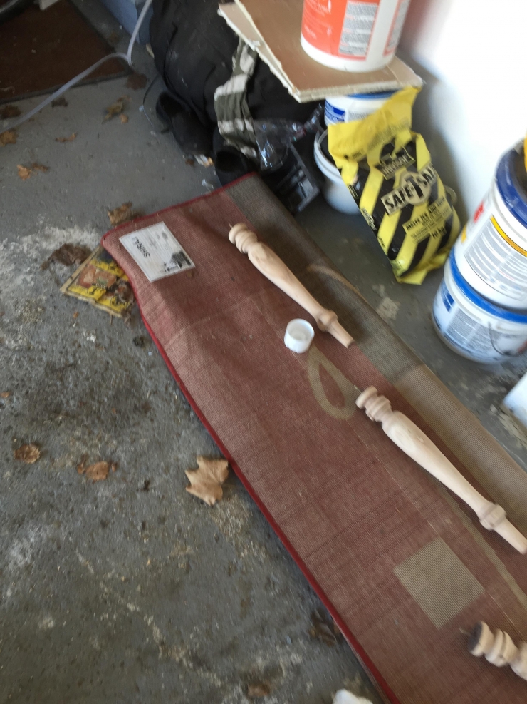 Illustration de l'article : Une vieille table bonne pour la poubelle et il construit un truc adorable pour son chien ! Une id&eacute;e de g&eacute;nie !