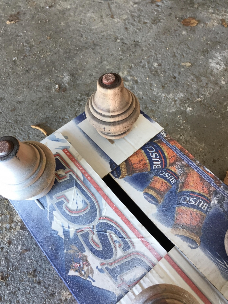 Illustration de l'article : Une vieille table bonne pour la poubelle et il construit un truc adorable pour son chien ! Une id&eacute;e de g&eacute;nie !