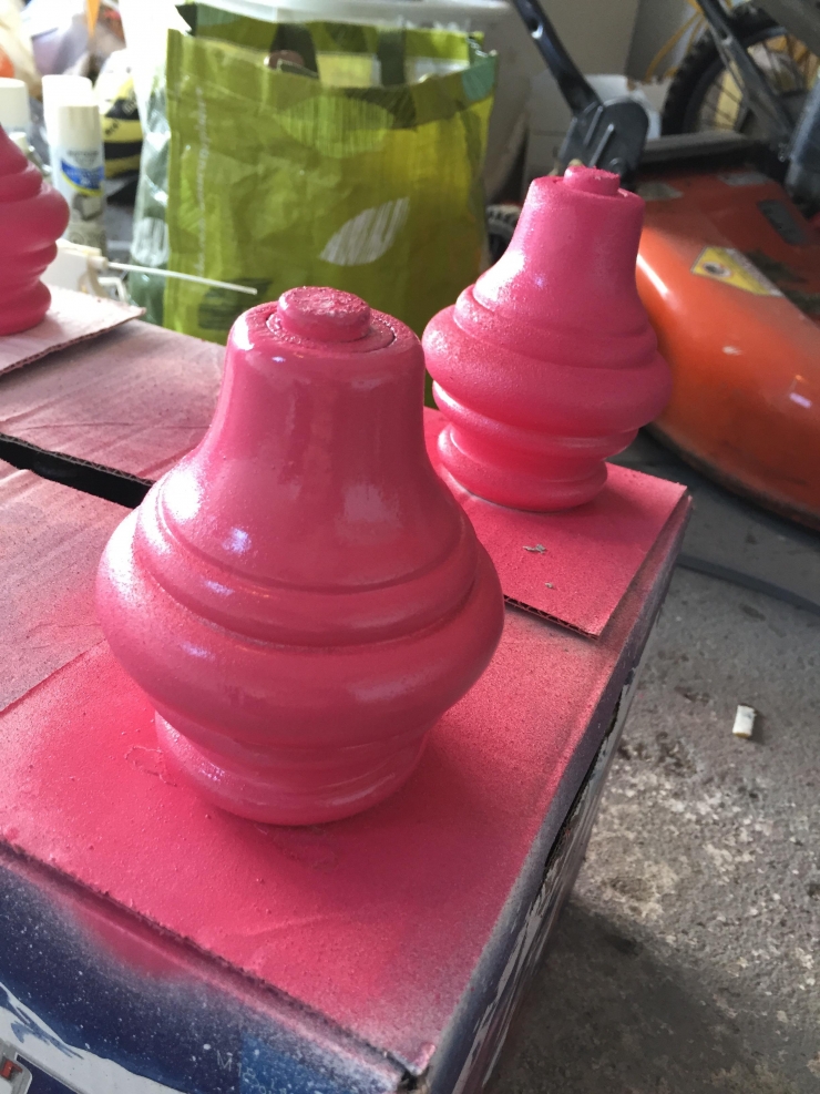 Illustration de l'article : Une vieille table bonne pour la poubelle et il construit un truc adorable pour son chien ! Une id&eacute;e de g&eacute;nie !