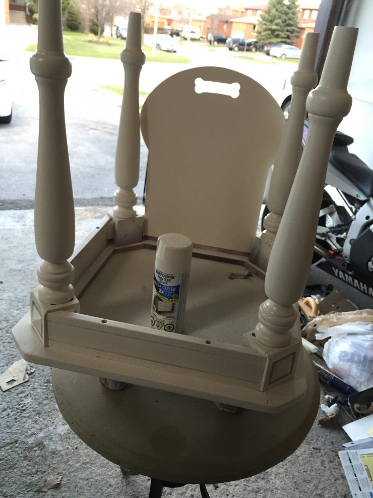 Illustration de l'article : Une vieille table bonne pour la poubelle et il construit un truc adorable pour son chien ! Une id&eacute;e de g&eacute;nie !