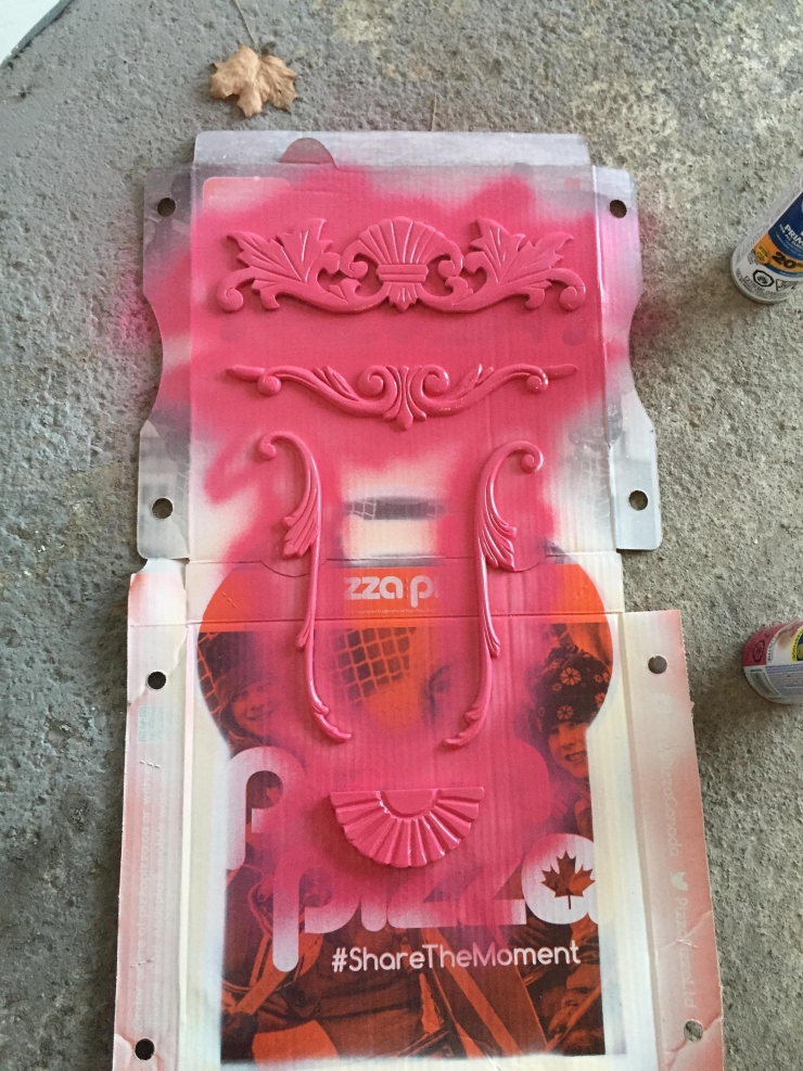 Illustration de l'article : Une vieille table bonne pour la poubelle et il construit un truc adorable pour son chien ! Une id&eacute;e de g&eacute;nie !