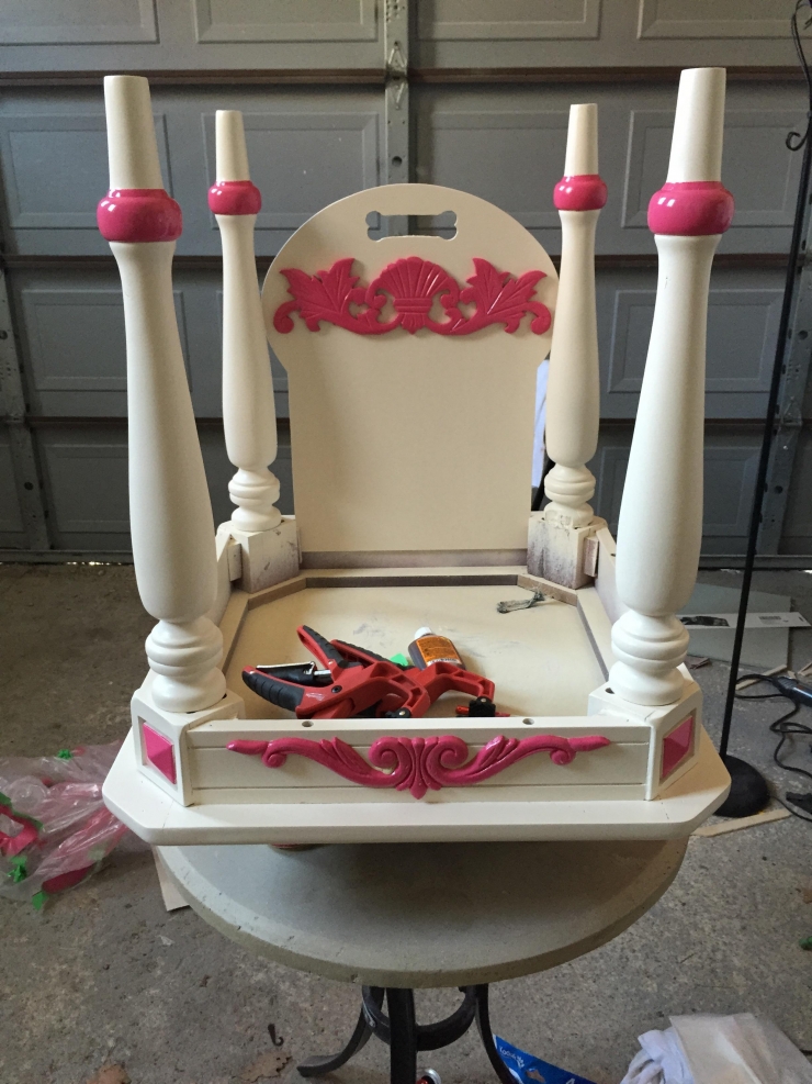 Illustration de l'article : Une vieille table bonne pour la poubelle et il construit un truc adorable pour son chien ! Une id&eacute;e de g&eacute;nie !