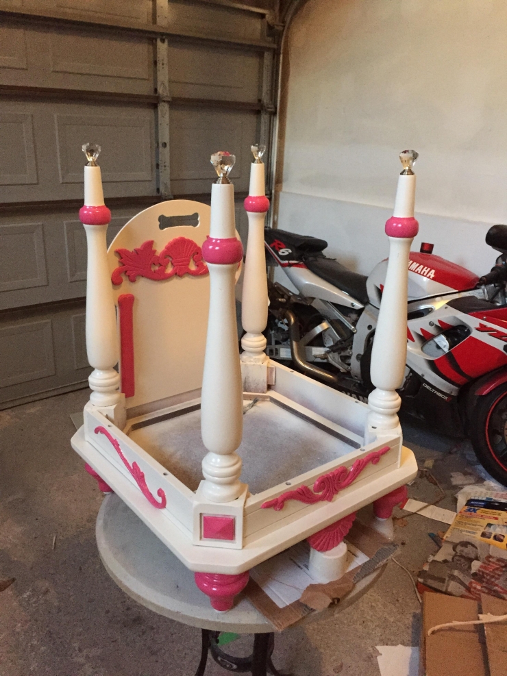 Illustration de l'article : Une vieille table bonne pour la poubelle et il construit un truc adorable pour son chien ! Une id&eacute;e de g&eacute;nie !