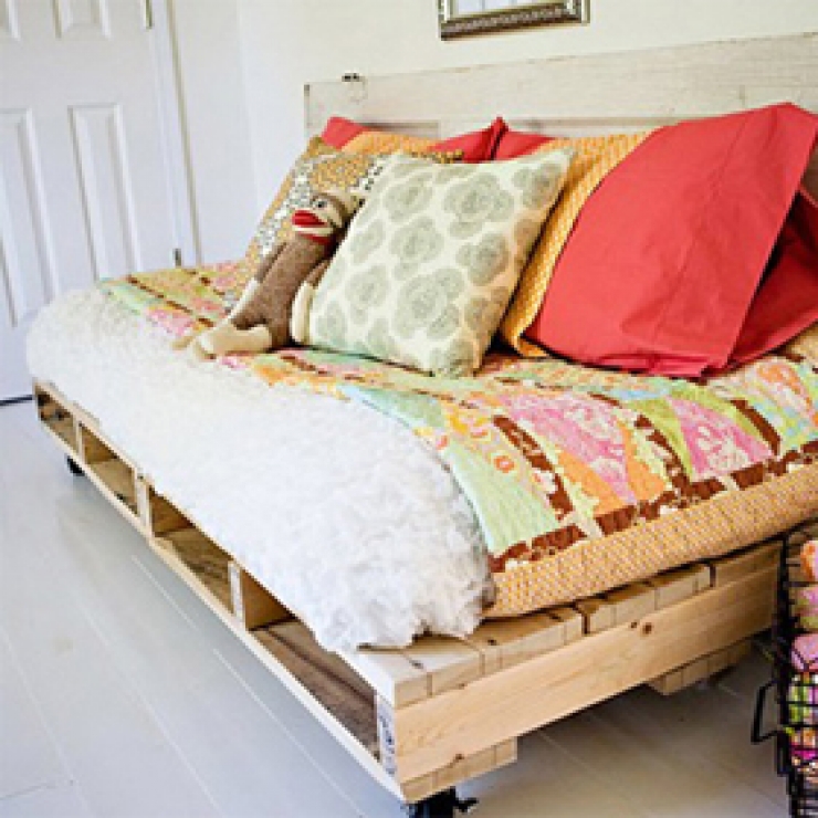 Illustration de l'article : Nouvelle s&eacute;rie de 53 r&eacute;alisations &agrave; base de palettes pour embellir vos chambres...