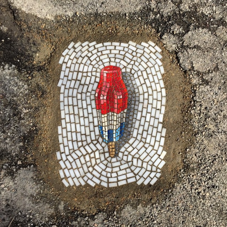 Illustration de l'article : Il colmate les nids-de-poule avec des mosaïques rafraîchissantes