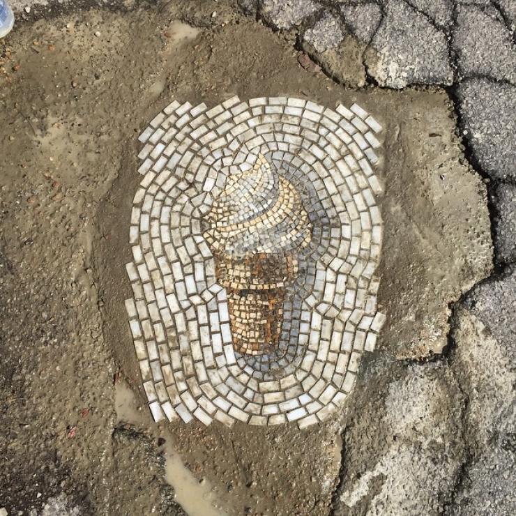 Illustration de l'article : Il colmate les nids-de-poule avec des mosaïques rafraîchissantes