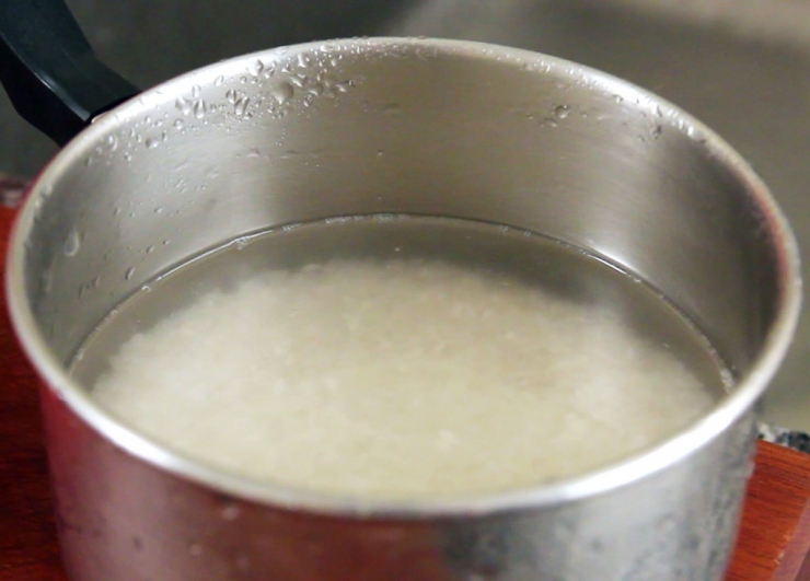 Illustration de l'article : Voici 2 solutions radicales et naturelles contre les mauvaises herbes !