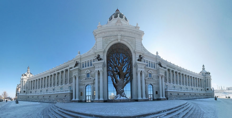 Illustration de l'article : Un arbre g&eacute;ant orne la fa&ccedil;ade du Palais de l'Agriculture en Russie