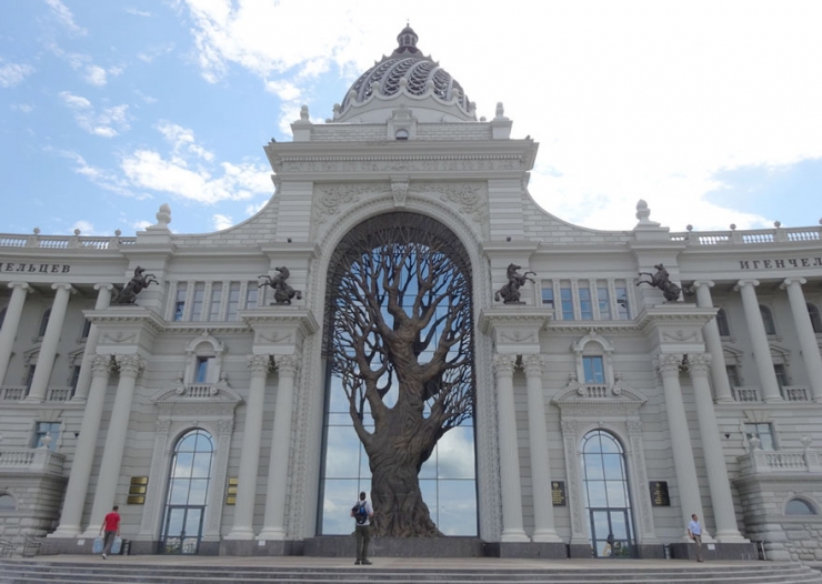 Illustration de l'article : Un arbre g&eacute;ant orne la fa&ccedil;ade du Palais de l'Agriculture en Russie