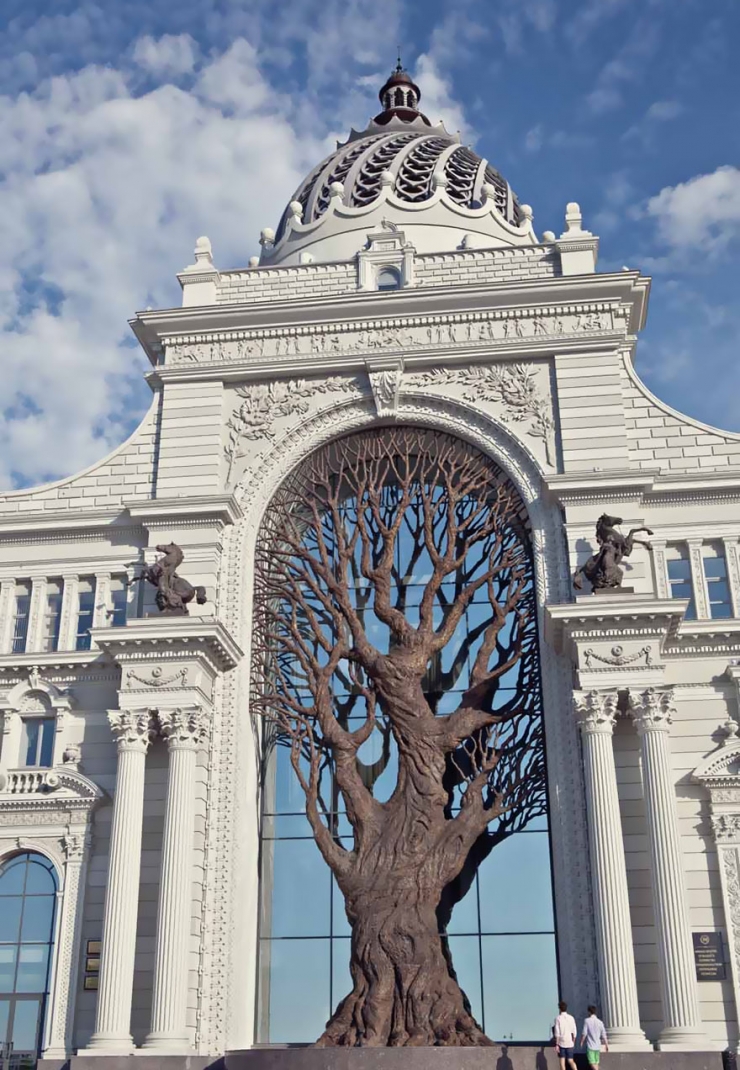 Illustration de l'article : Un arbre g&eacute;ant orne la fa&ccedil;ade du Palais de l'Agriculture en Russie