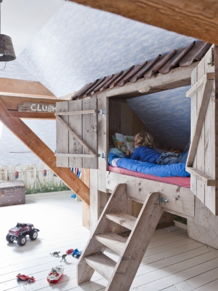 Два дома кровать. Двухэтажная кровать в виде домика. Кровать-чердак домик. Подвесные кровати для детей. Детский домик чердак.