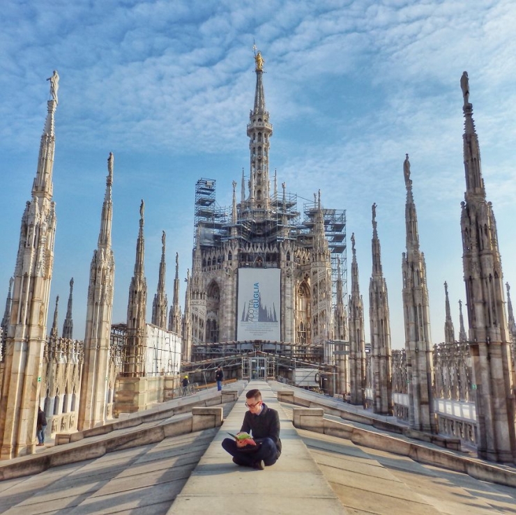 Illustration de l'article : Pour encourager les gens &agrave; lire, il se fait photographier dans les lieux les plus insolites bouquin &agrave; la main