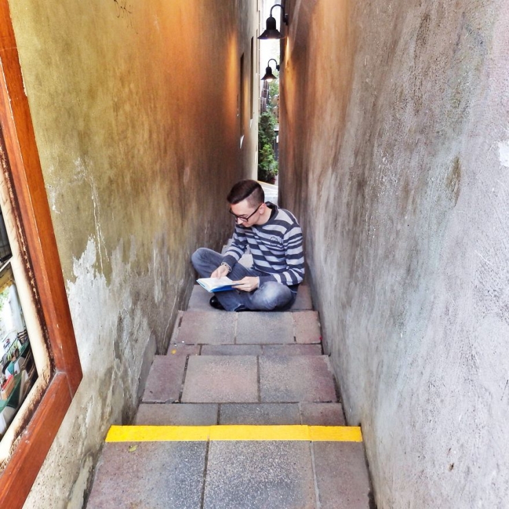 Illustration de l'article : Pour encourager les gens &agrave; lire, il se fait photographier dans les lieux les plus insolites bouquin &agrave; la main