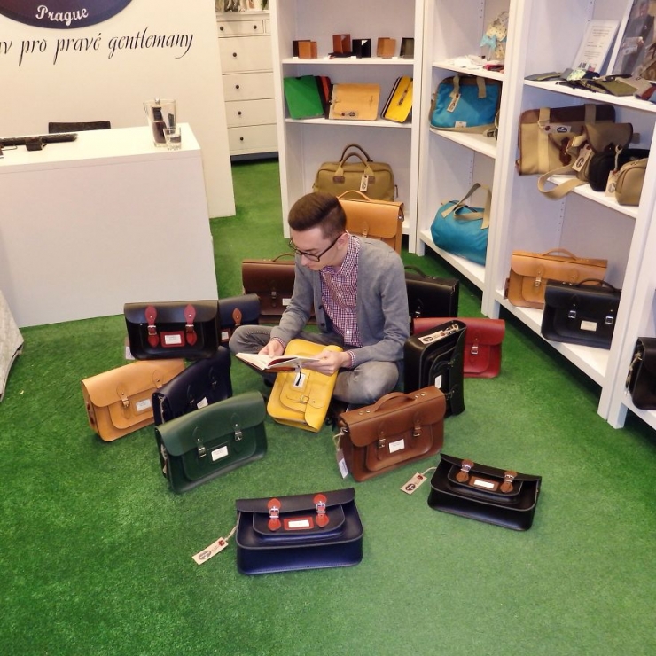 Illustration de l'article : Pour encourager les gens &agrave; lire, il se fait photographier dans les lieux les plus insolites bouquin &agrave; la main