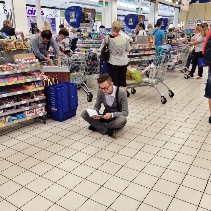 Illustration de l'article : Pour encourager les gens &agrave; lire, il se fait photographier dans les lieux les plus insolites bouquin &agrave; la main