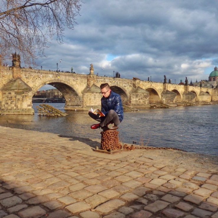 Illustration de l'article : Pour encourager les gens &agrave; lire, il se fait photographier dans les lieux les plus insolites bouquin &agrave; la main