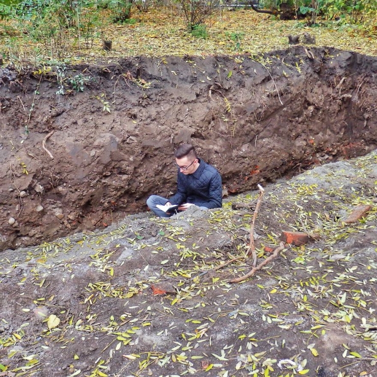 Illustration de l'article : Pour encourager les gens &agrave; lire, il se fait photographier dans les lieux les plus insolites bouquin &agrave; la main