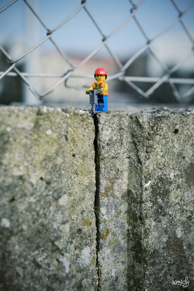 Illustration de l'article : 16 sc&egrave;nes miniatures amusantes avec des figurines Lego, sign&eacute;es Samsofy