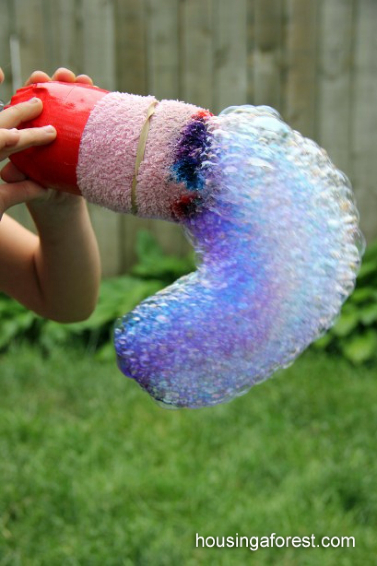 Illustration de l'article : Comment réaliser ce serpent de bulle arc-en-ciel en un rien de temps... Une astuce géniale pour les enfants !