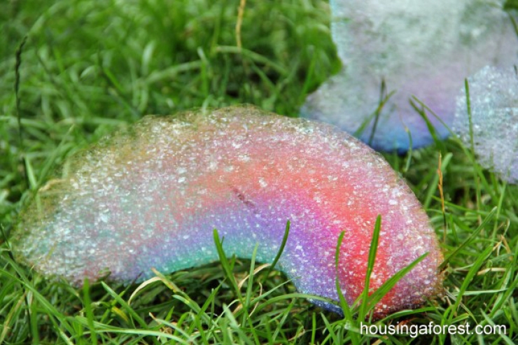 Illustration de l'article : Comment réaliser ce serpent de bulle arc-en-ciel en un rien de temps... Une astuce géniale pour les enfants !