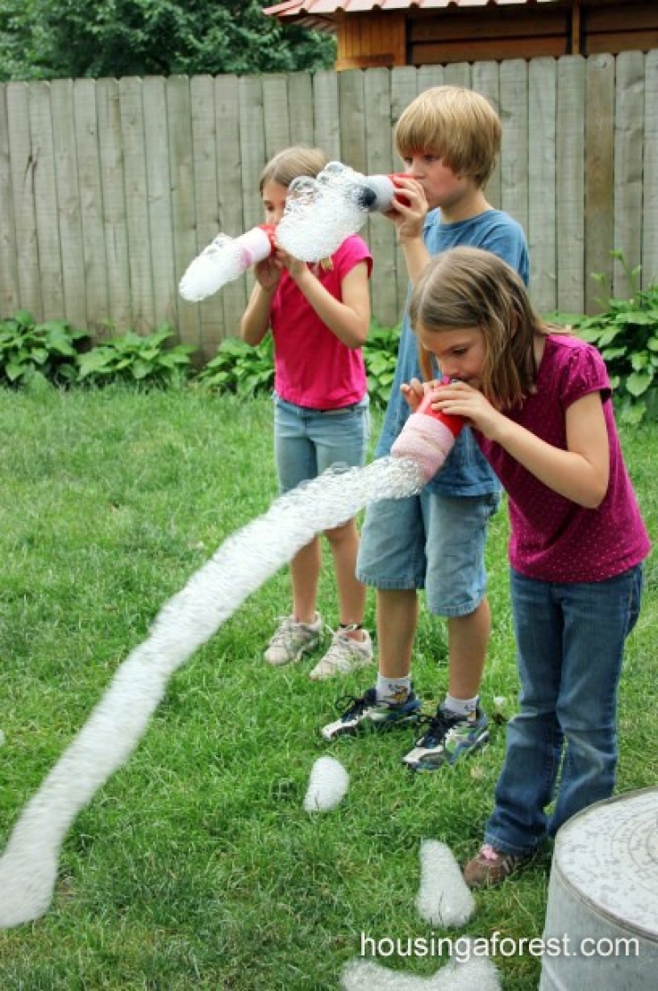 Illustration de l'article : Comment réaliser ce serpent de bulle arc-en-ciel en un rien de temps... Une astuce géniale pour les enfants !