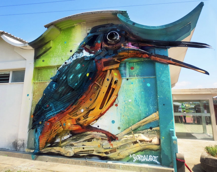 Illustration de l'article : C'est à travers des sculptures murales qu'il dénonce le gaspillage et la pollution (14 photos)