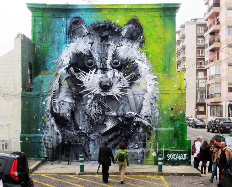 Illustration de l'article : C'est à travers des sculptures murales qu'il dénonce le gaspillage et la pollution (14 photos)
