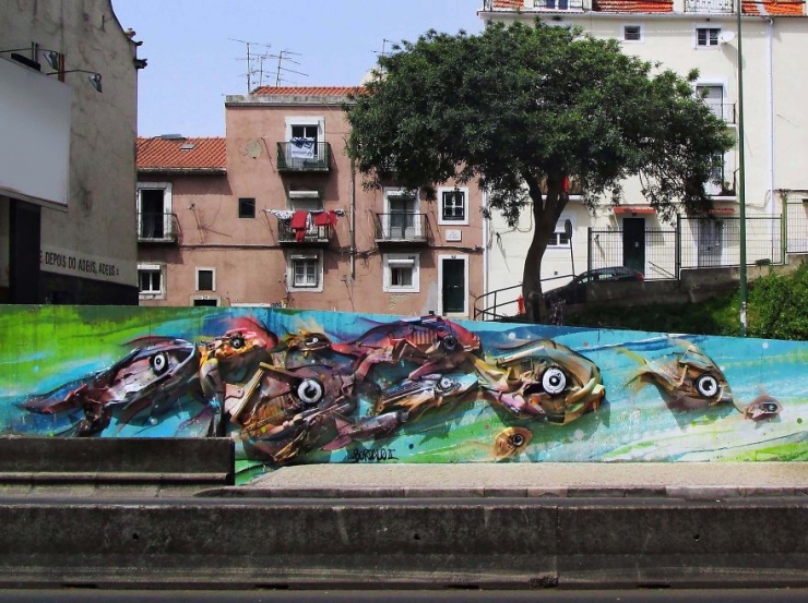 Illustration de l'article : C'est à travers des sculptures murales qu'il dénonce le gaspillage et la pollution (14 photos)