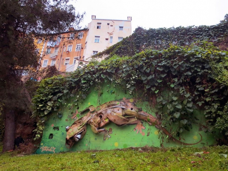 Illustration de l'article : C'est à travers des sculptures murales qu'il dénonce le gaspillage et la pollution (14 photos)