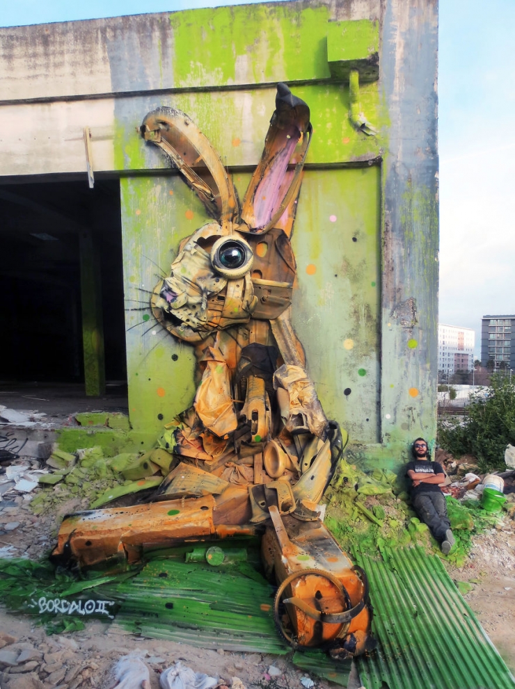 Illustration de l'article : C'est à travers des sculptures murales qu'il dénonce le gaspillage et la pollution (14 photos)